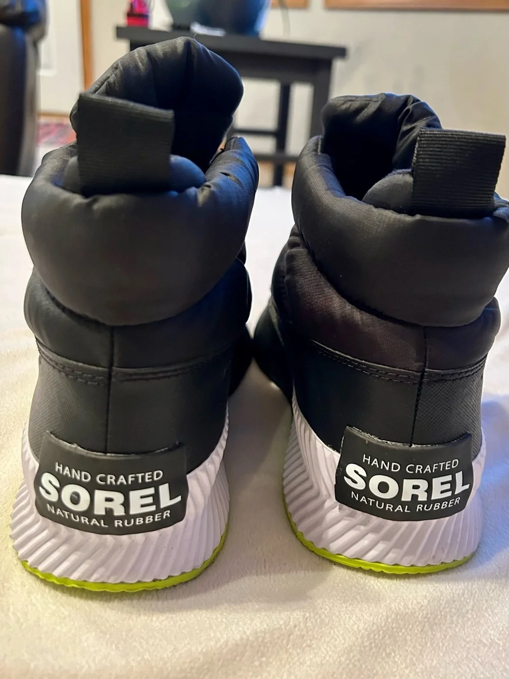 Sorel Black Out ‘n About III Puffy Boots with White & Neon Accent Sz 8